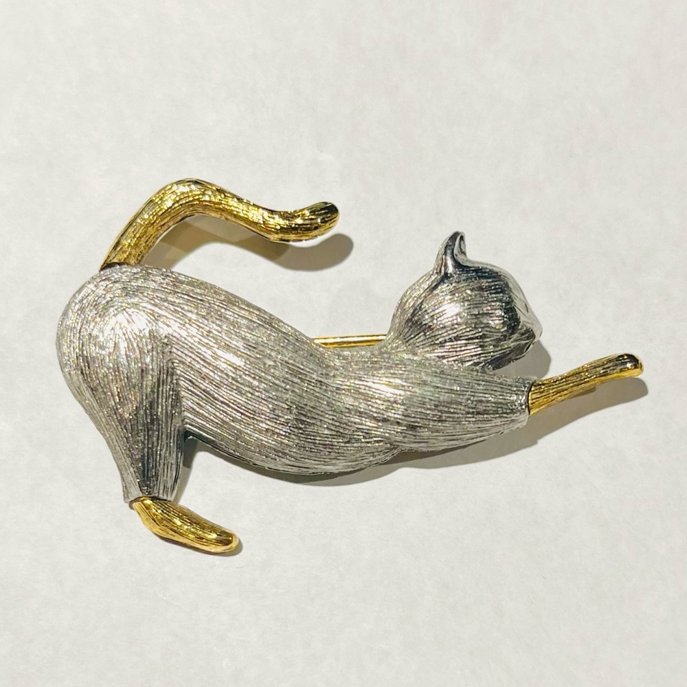 Liz Claiborne Vintage Stretching Kitty Brooch, Pin In Silver And Gold Tones.
